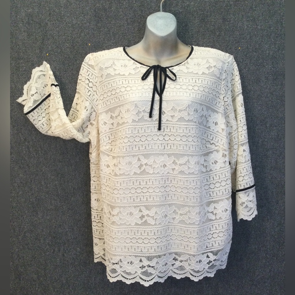 TALBOT’S Classic looking lace BLOUSE. PULLOVER with black velvet trim.